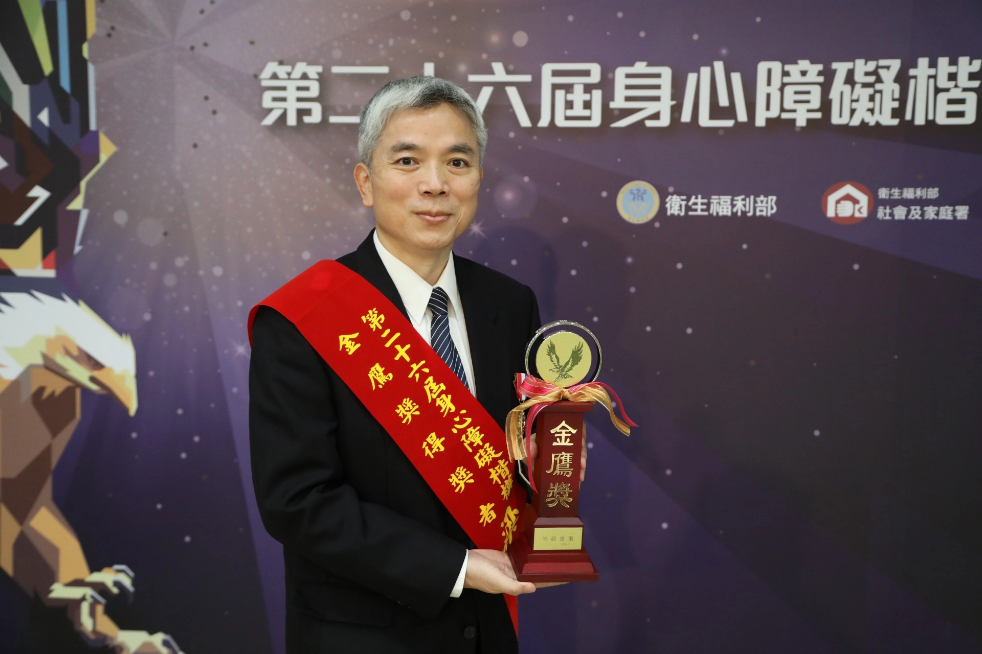 花蓮慈濟醫院復健醫學部部主任暨花蓮縣醫師公會理事長梁忠詔，13日榮獲第26屆身心障礙楷模金鷹獎。