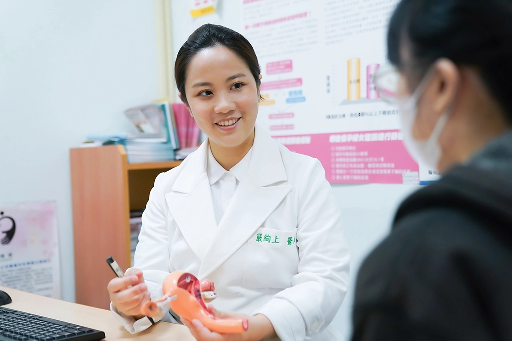 嚴絢上醫師看診示意照。