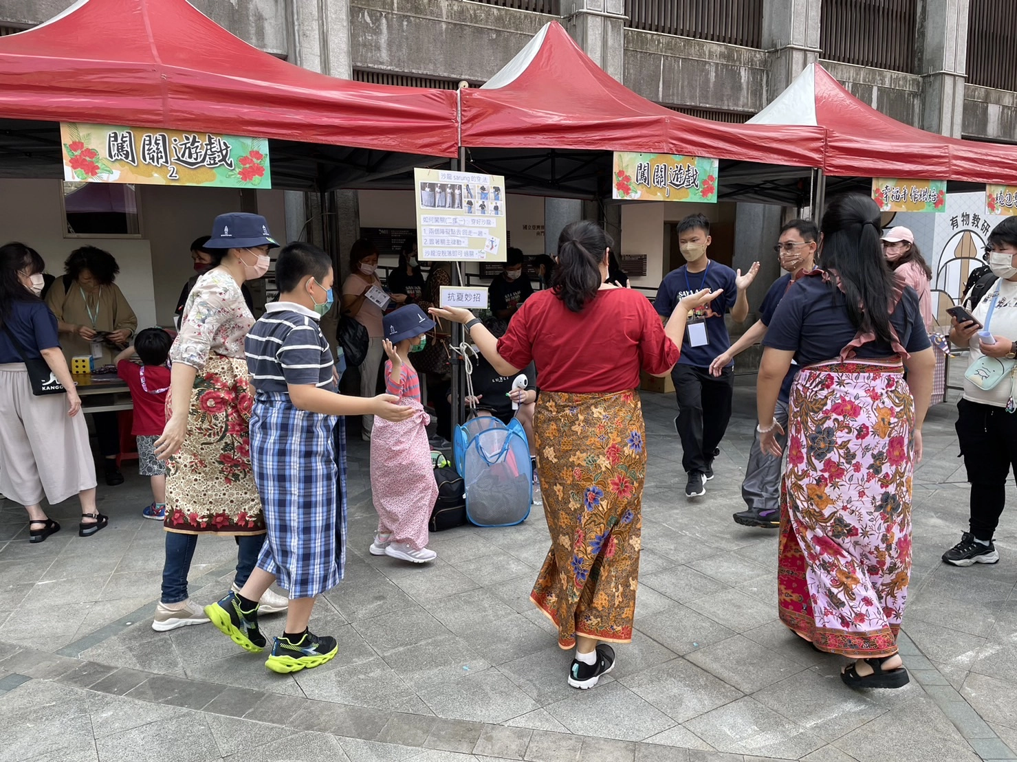 饒富趣味的穿沙龍(Sarong)闖關活動。