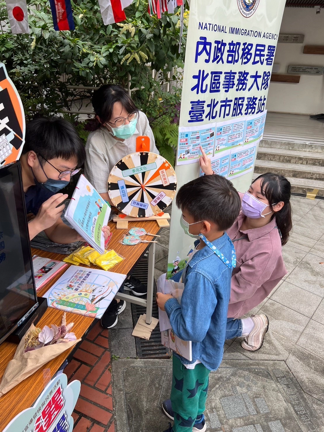 移民署臺北市服務站也在現場設攤宣導外來人口在臺生活諮詢服務熱線1990、反賄選小遊戲與小朋友及家長互動。