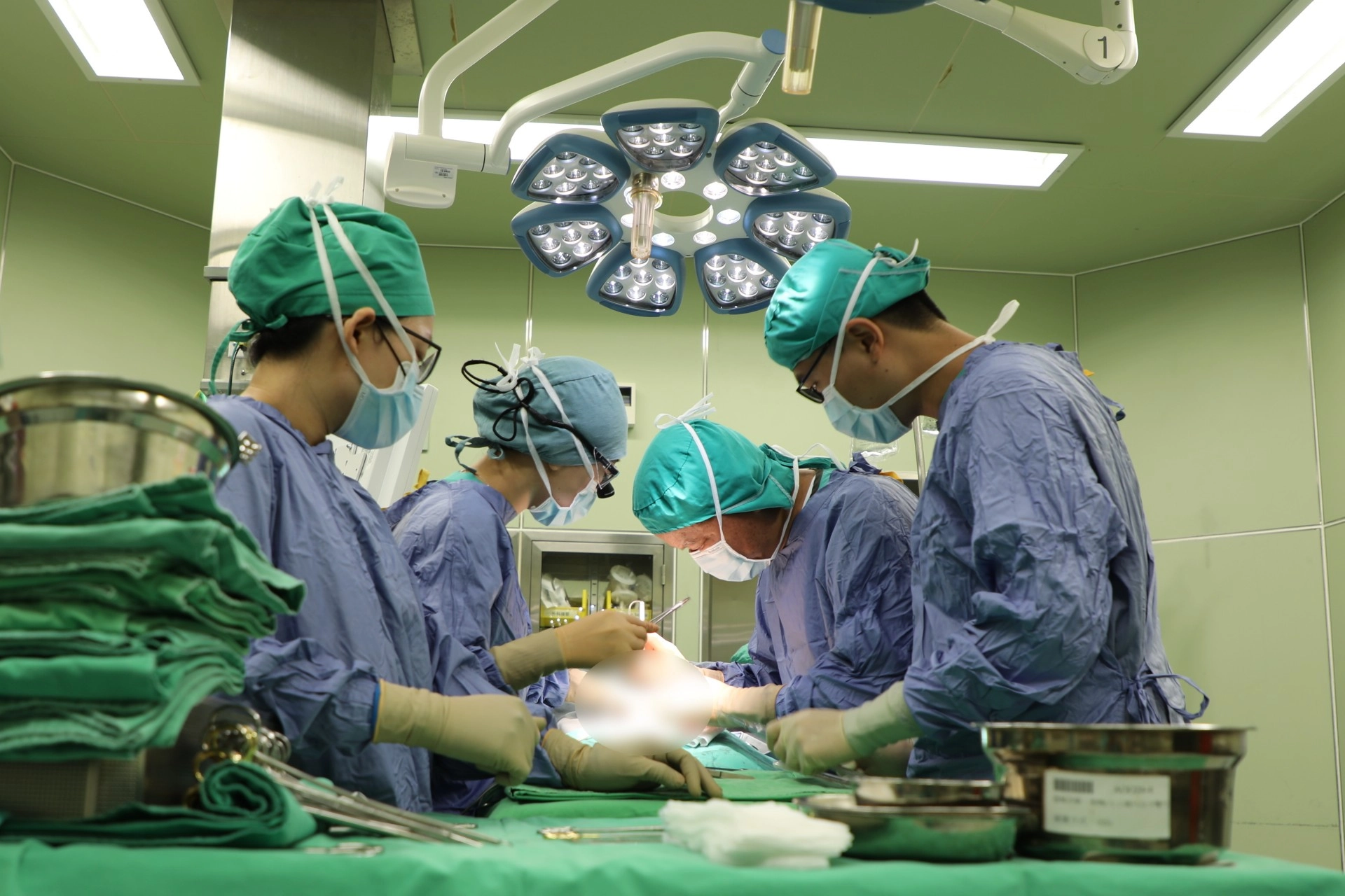 兒童外科主任彭海祁和楊筱惠醫師合作為吳小妹開刀，進行「後矢狀正中切開肛門直腸成型術」，重建肛門直腸和陰道會陰。