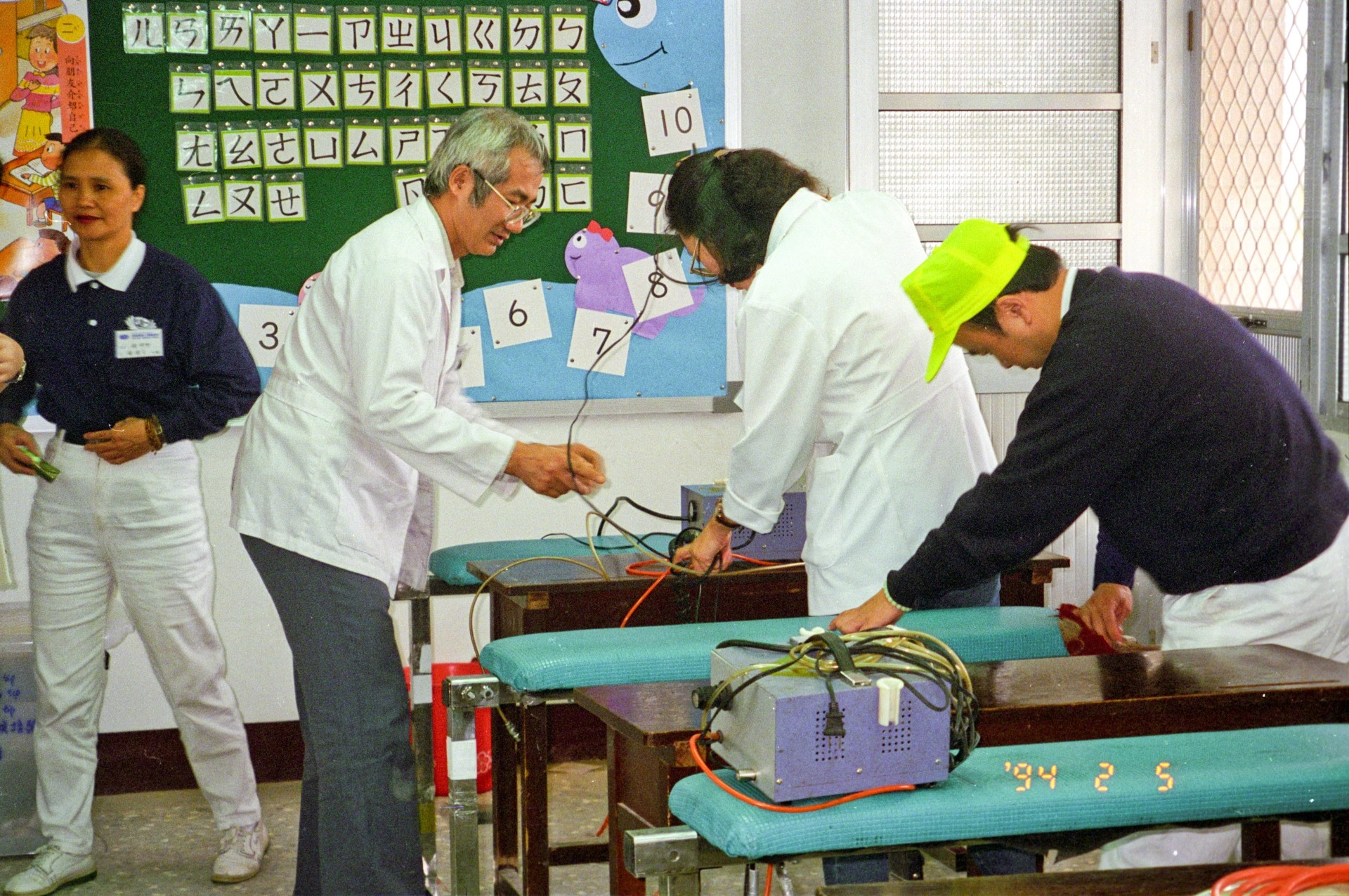 林鴻津醫師（左二）是臺灣人醫牙科團隊推展義診服務的重要推手之一。