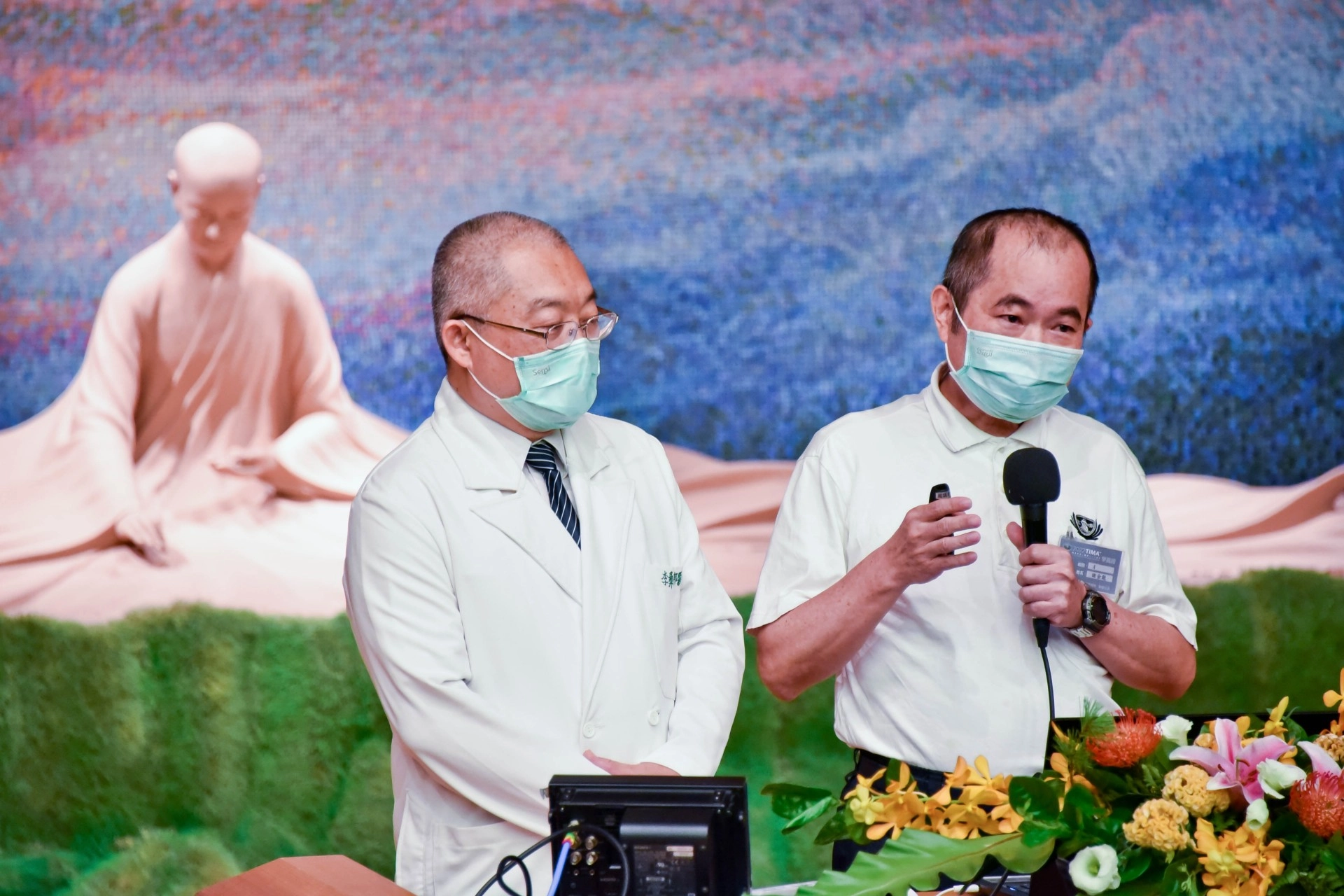 東區人醫李彝邦醫師（左）與北區人醫謝金龍醫師，分享牙科團隊深入社區、照顧特殊族群口腔健康的經歷。