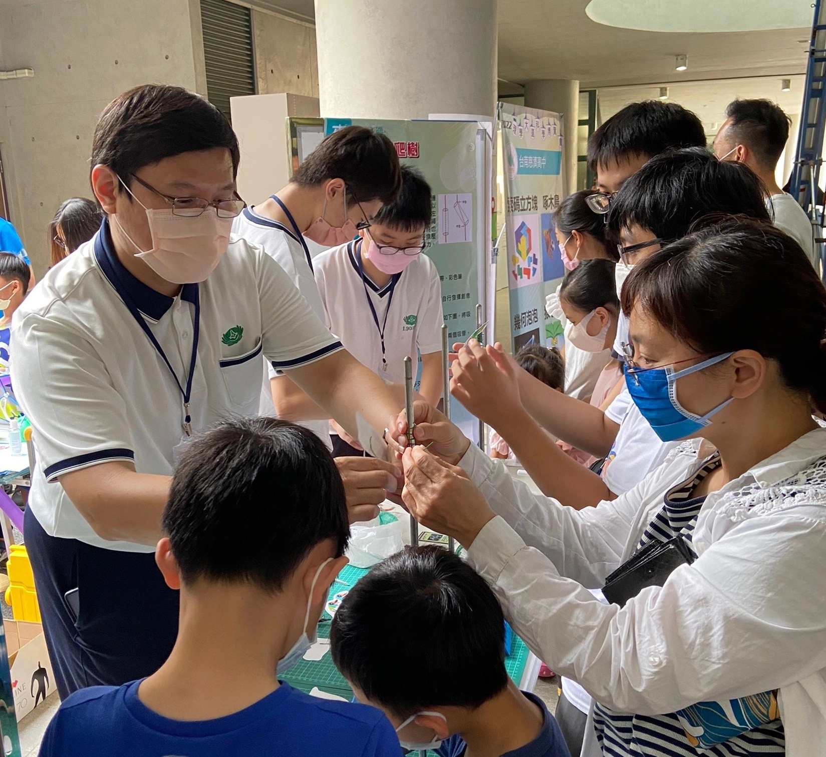 啄木鳥科學遊戲是包含重力、摩擦力、彈力等結合所產生的簡諧振動現象。