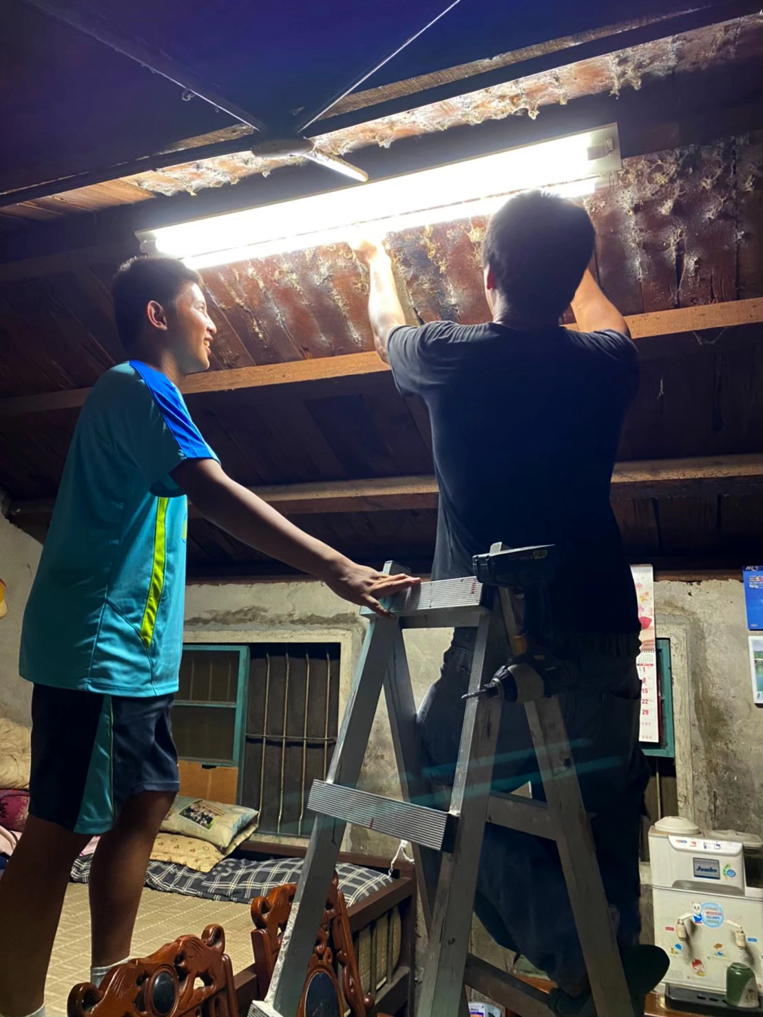 台灣世界展望會提供助學金支持阿彥小兄弟倆求學，更幫他家換成LED節能燈