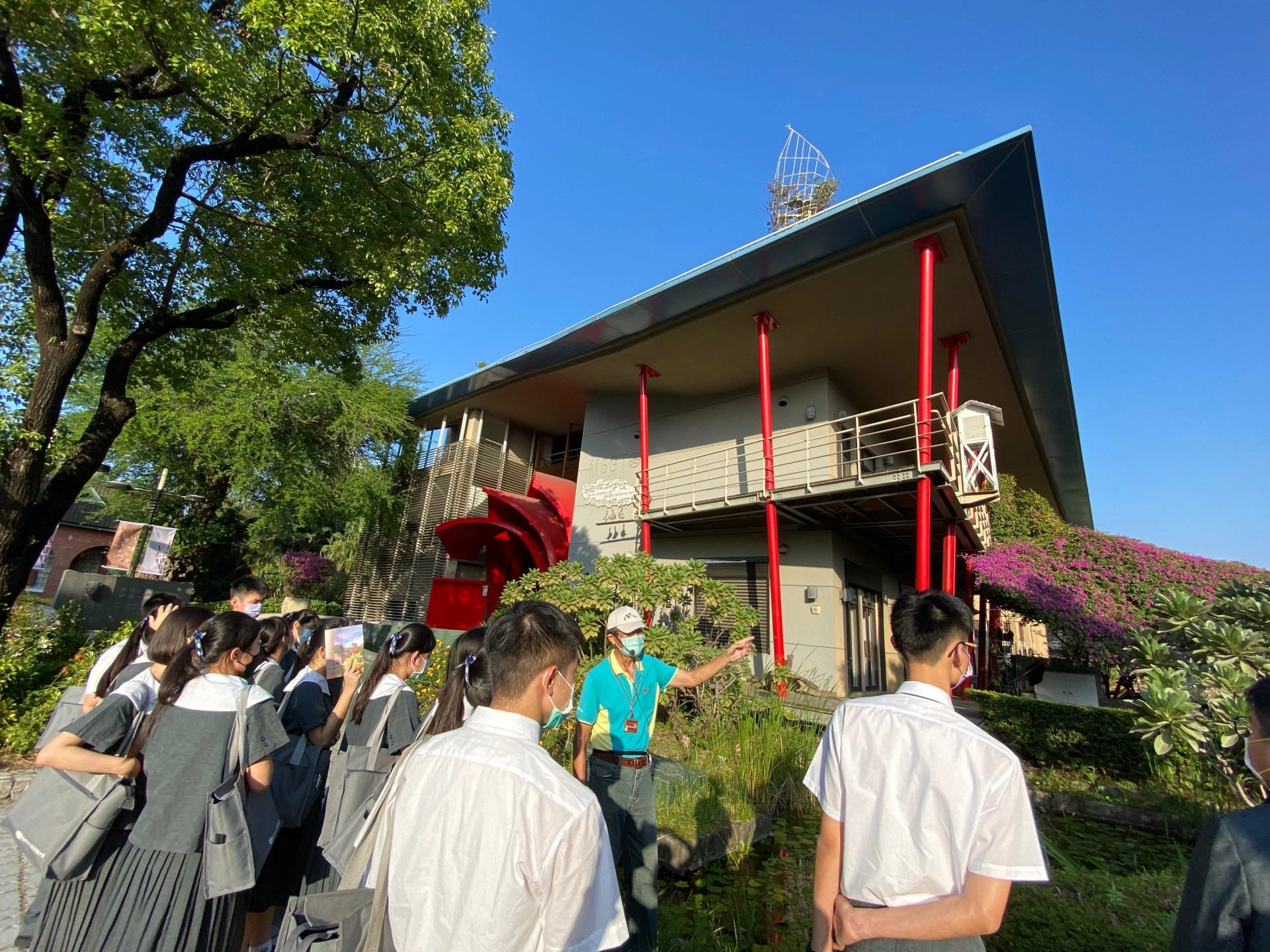 建築外貌上看到許多有關「船」的元素在內，呈現「諾亞方舟」的建築意象。