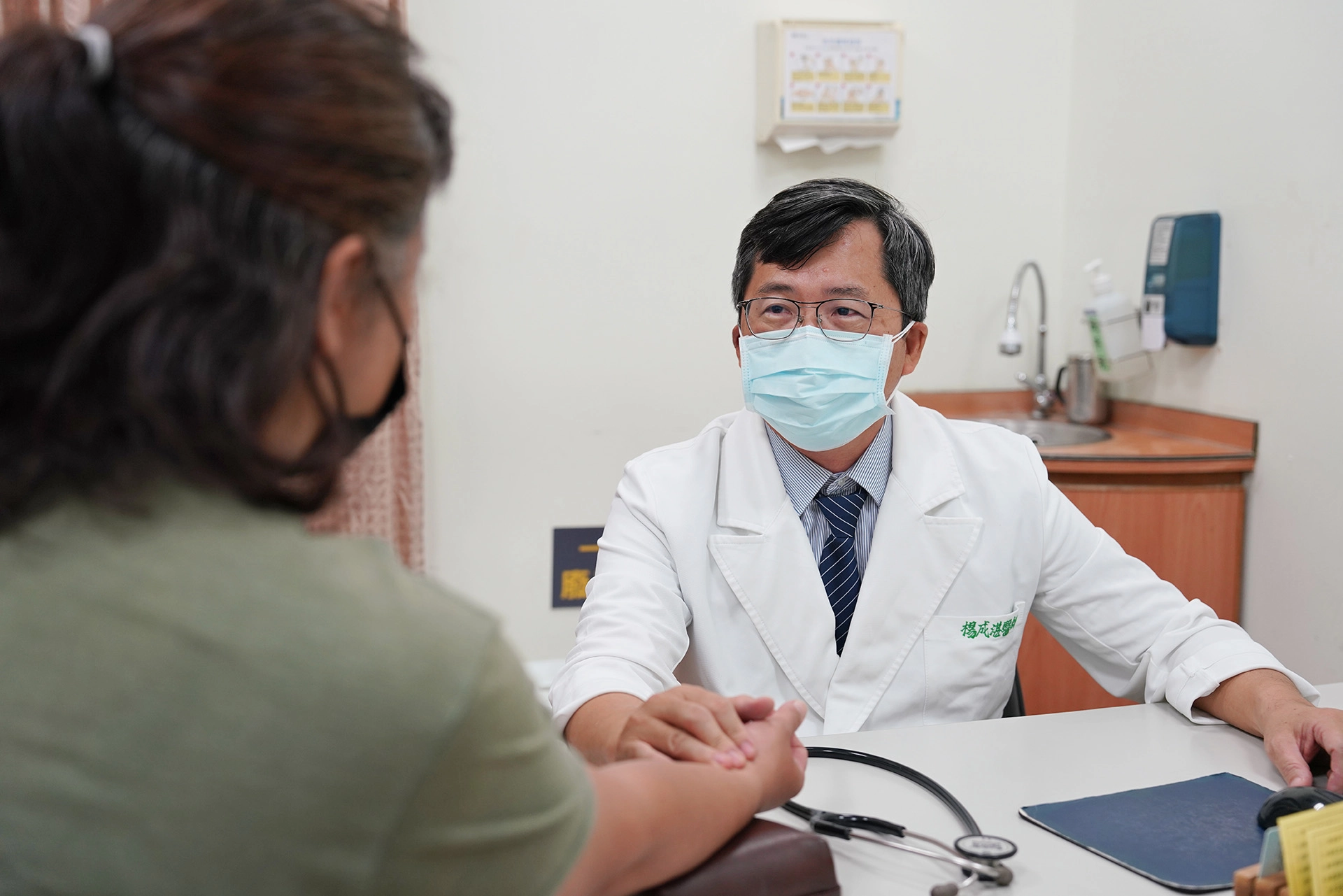 楊成湛主任表示，病友除了持續依照新陳代謝科醫師醫囑服用降血糖藥或注射胰島素控制血糖之外，中藥與針灸可以改善緩解糖尿病併發症。