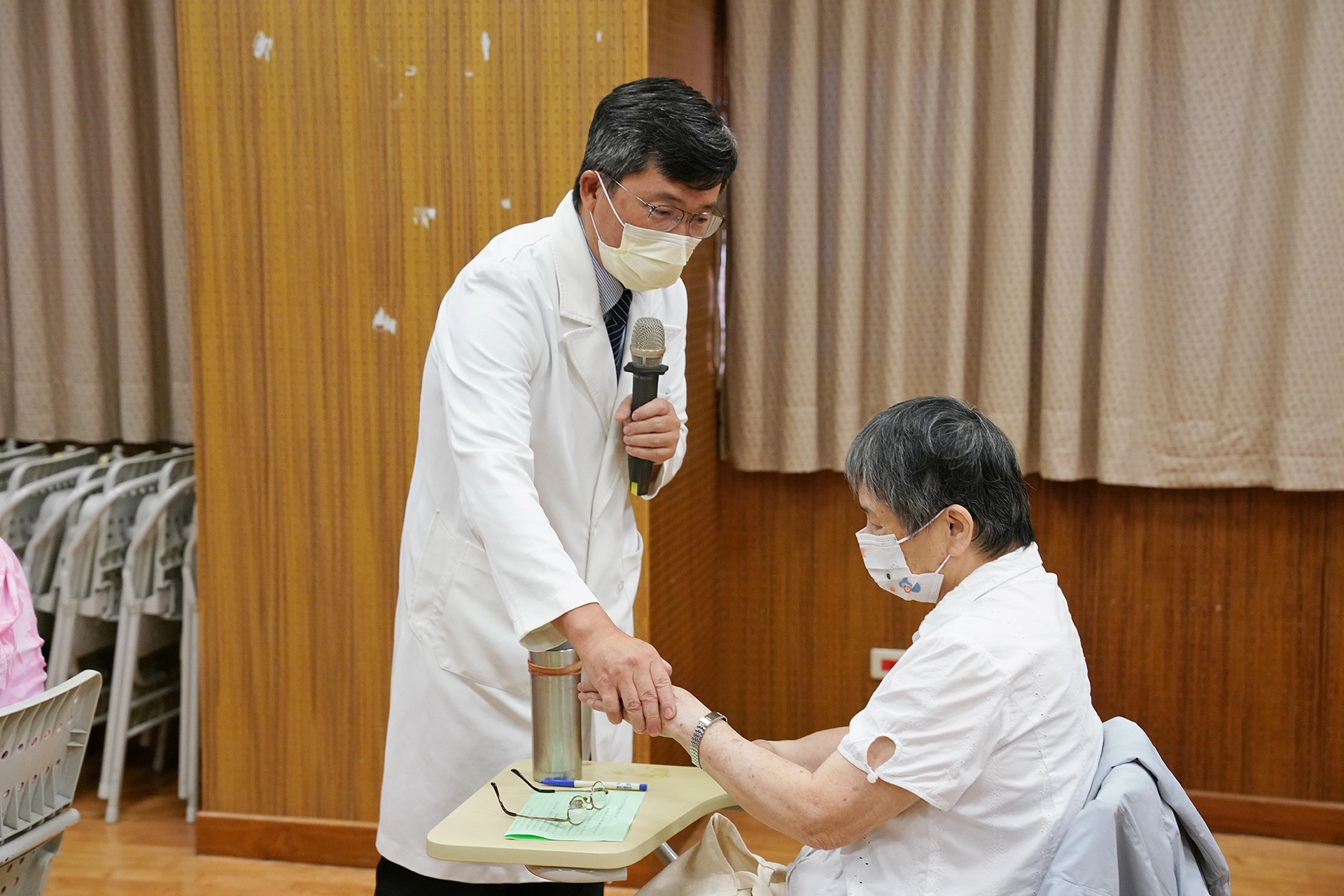 中醫講究經穴按摩，楊成湛主任在糖尿病病友會上示範「合谷」穴。