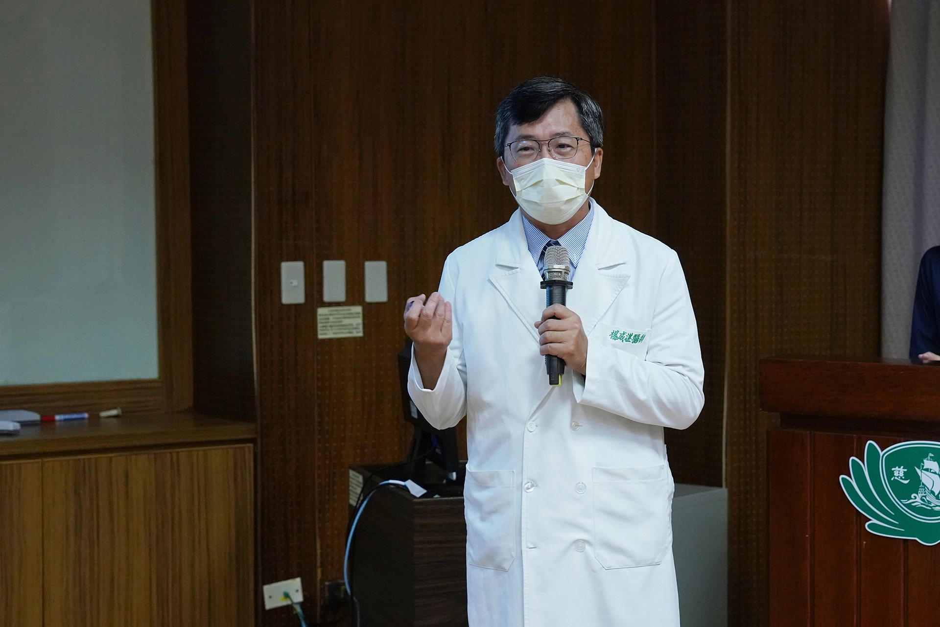 花蓮慈院中醫部兒科主任楊成湛表示，經由中藥與針灸幫助，可緩解病友糖尿病併發症，提升生活品質。