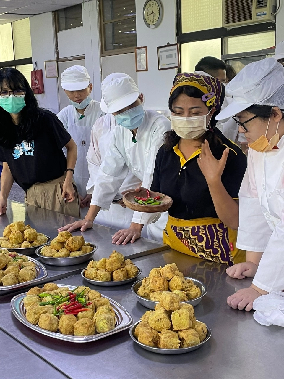 講師教導青年志工製作美味異國料理。