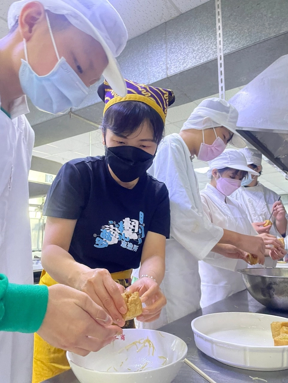 講師教導青年志工製作美味異國料理。