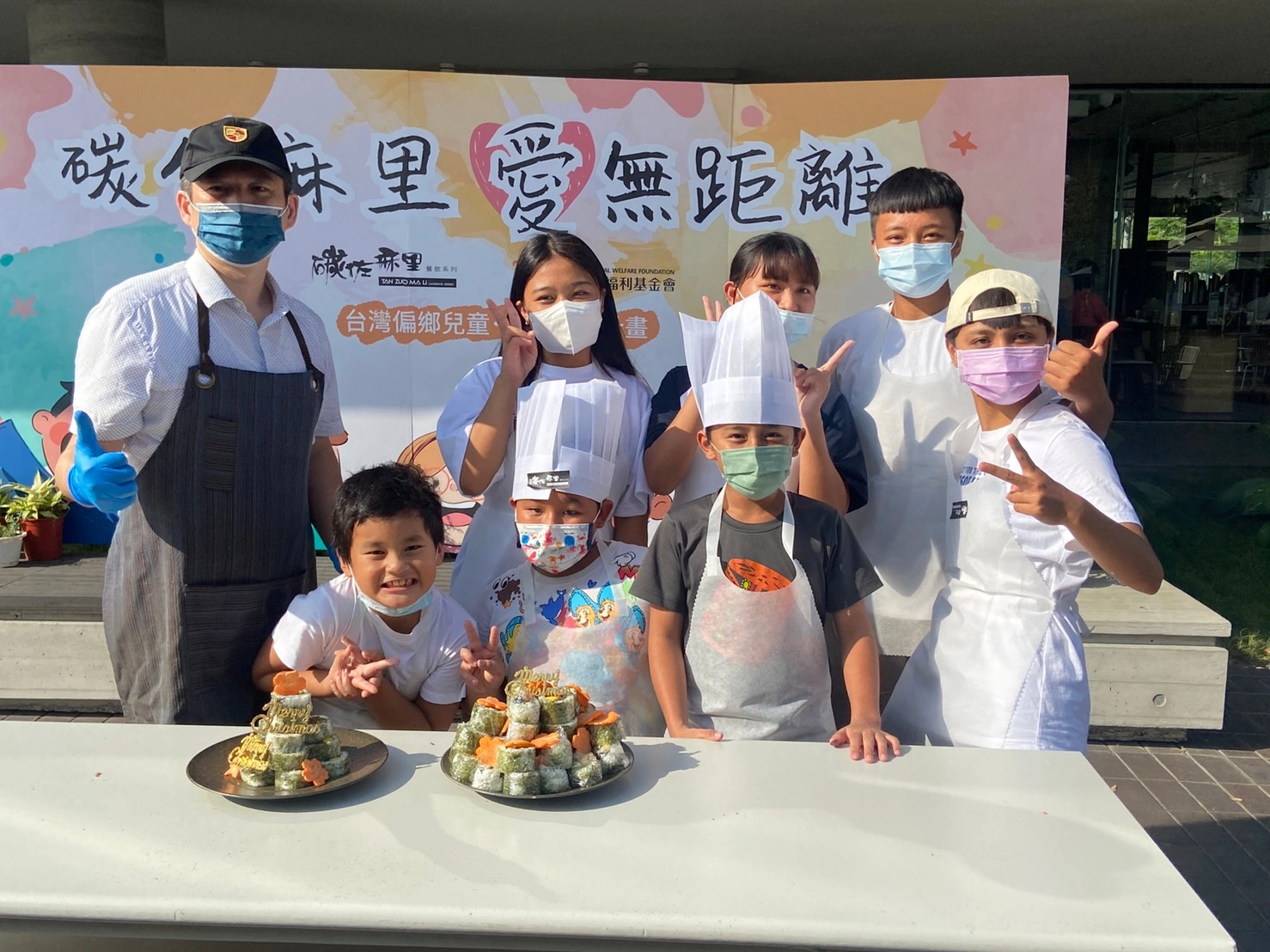 聖誕樹壽司大功告成，孩子們很開心。