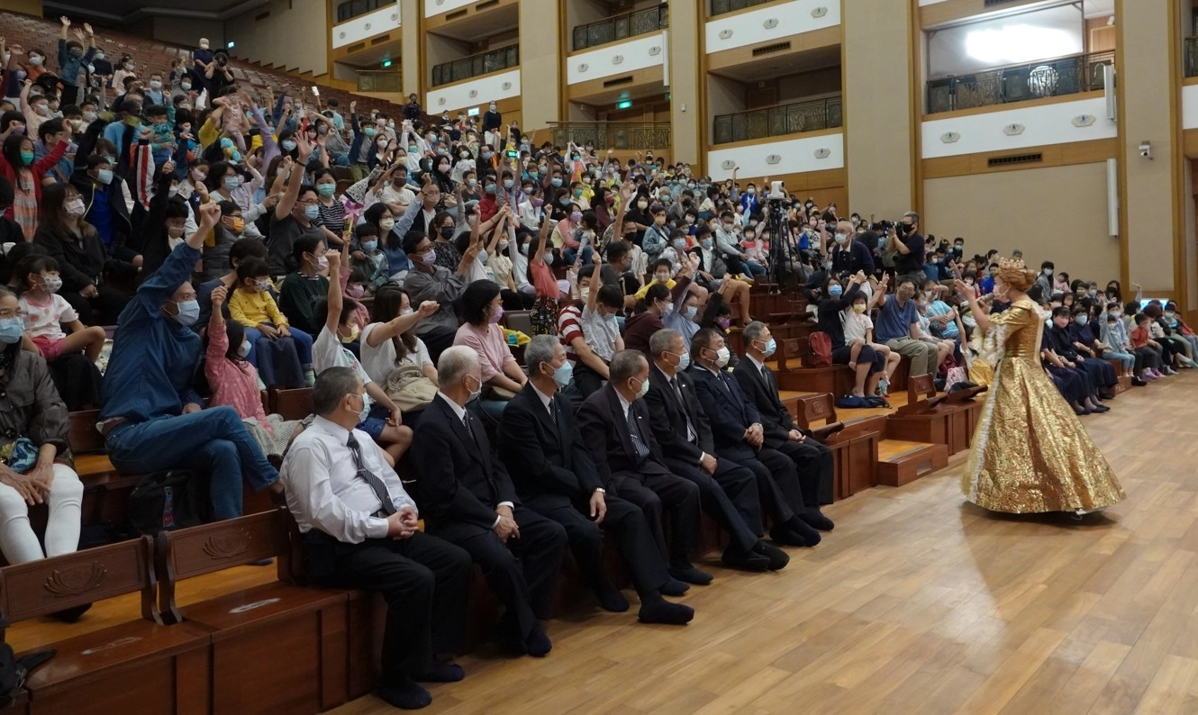 11月20日下午慈濟基金會特地邀請六藝劇團在慈濟板橋志業園區演出《南洋奇遇記》。