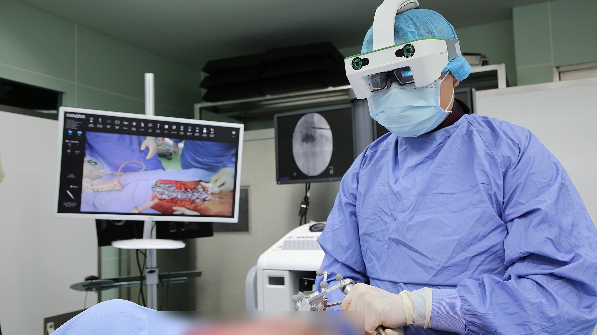 花蓮慈院骨科部葉光庭副主任透過AR眼鏡，可以直接在無語良師的身體上看見神經與血管的位置，降低脊椎手術的風險。