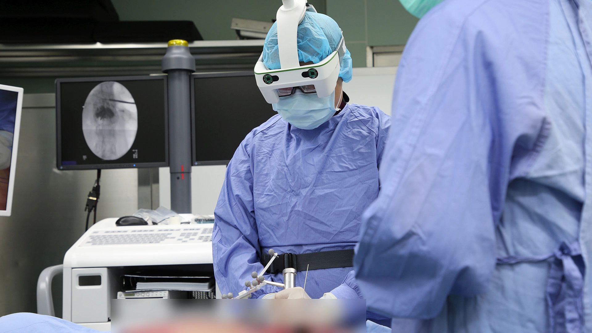 花蓮慈院骨科部葉光庭副主任透過AR眼鏡，可以直接在無語良師的身體上看見神經與血管的位置，降低脊椎手術的風險。