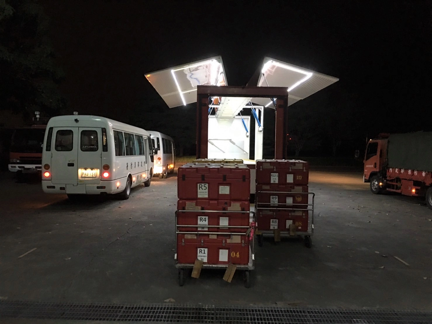 消防署第一時間立即通報國際人道救援任務輪值縣市-臺北市消防局整備救災，目前已完成該署搜救人員30位、搜救犬1隻與各式救援裝備器材5公噸的國際人道救援專案包機救援任務整備，隨時可因應國際間各項災難應變速度。
