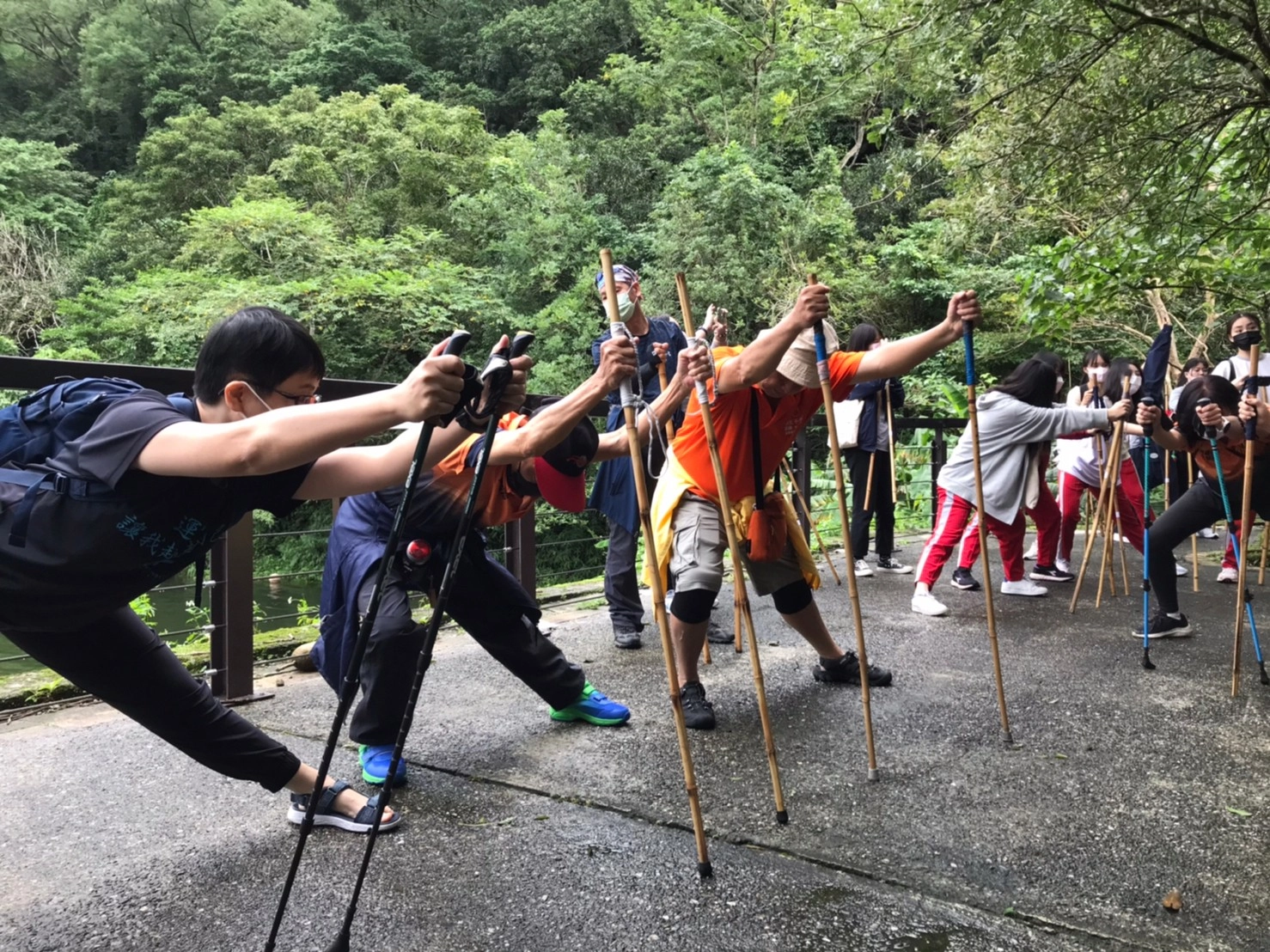 邊走邊學、邊學邊用。來~這樣練習下盤才會穩定有力喔! 
