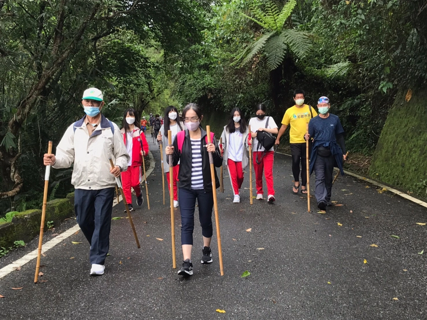 張先生第二次參加健走杖健走，已經很能掌握健走的節奏。