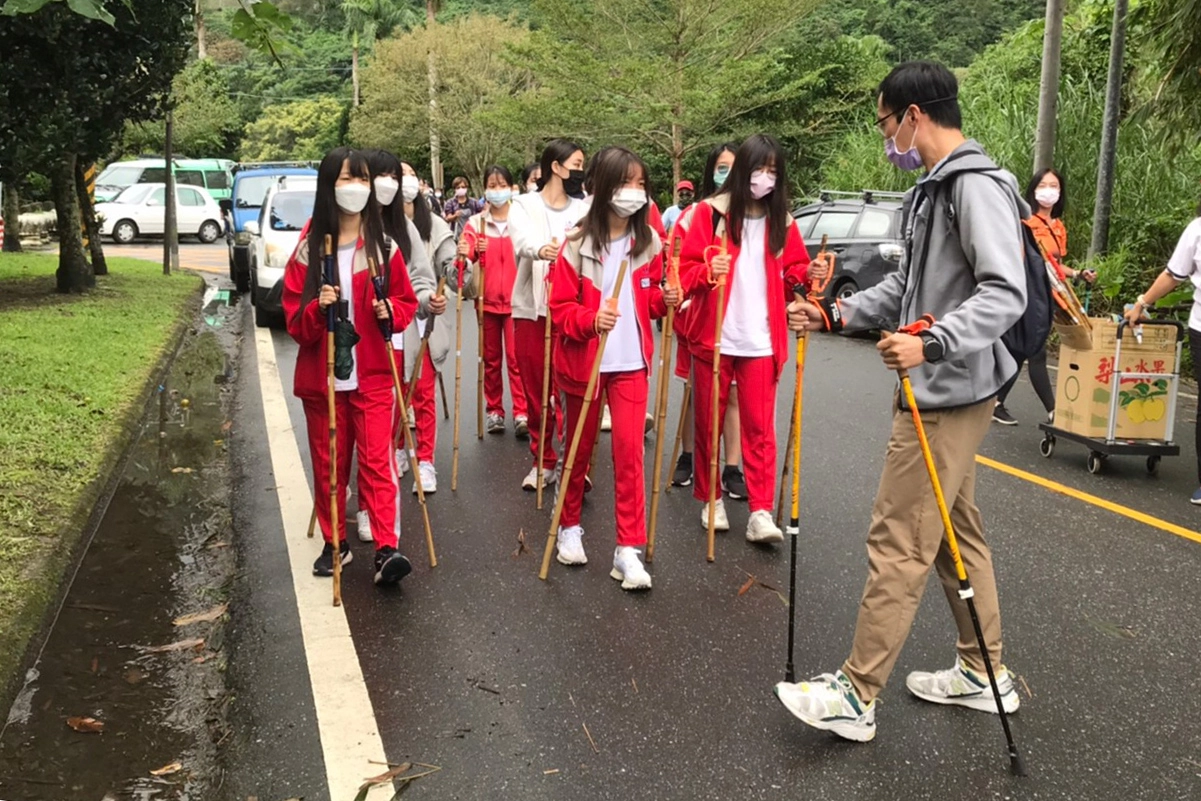 楊子欣老師及時指導花蓮女中同學健走姿勢。