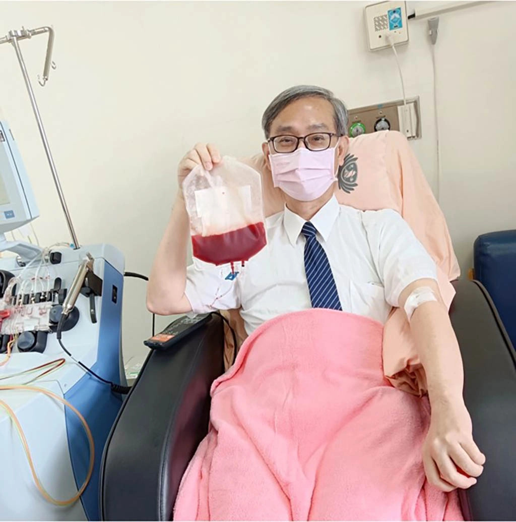 李啟誠主任也分享五十七歲的自己參加收集免疫幹細胞流程測試，經由極精密分離機收集免疫細胞與幹細胞，收集約三到四個小時後，尚青ㄟ免疫幹細胞就被冰凍珍存下來。