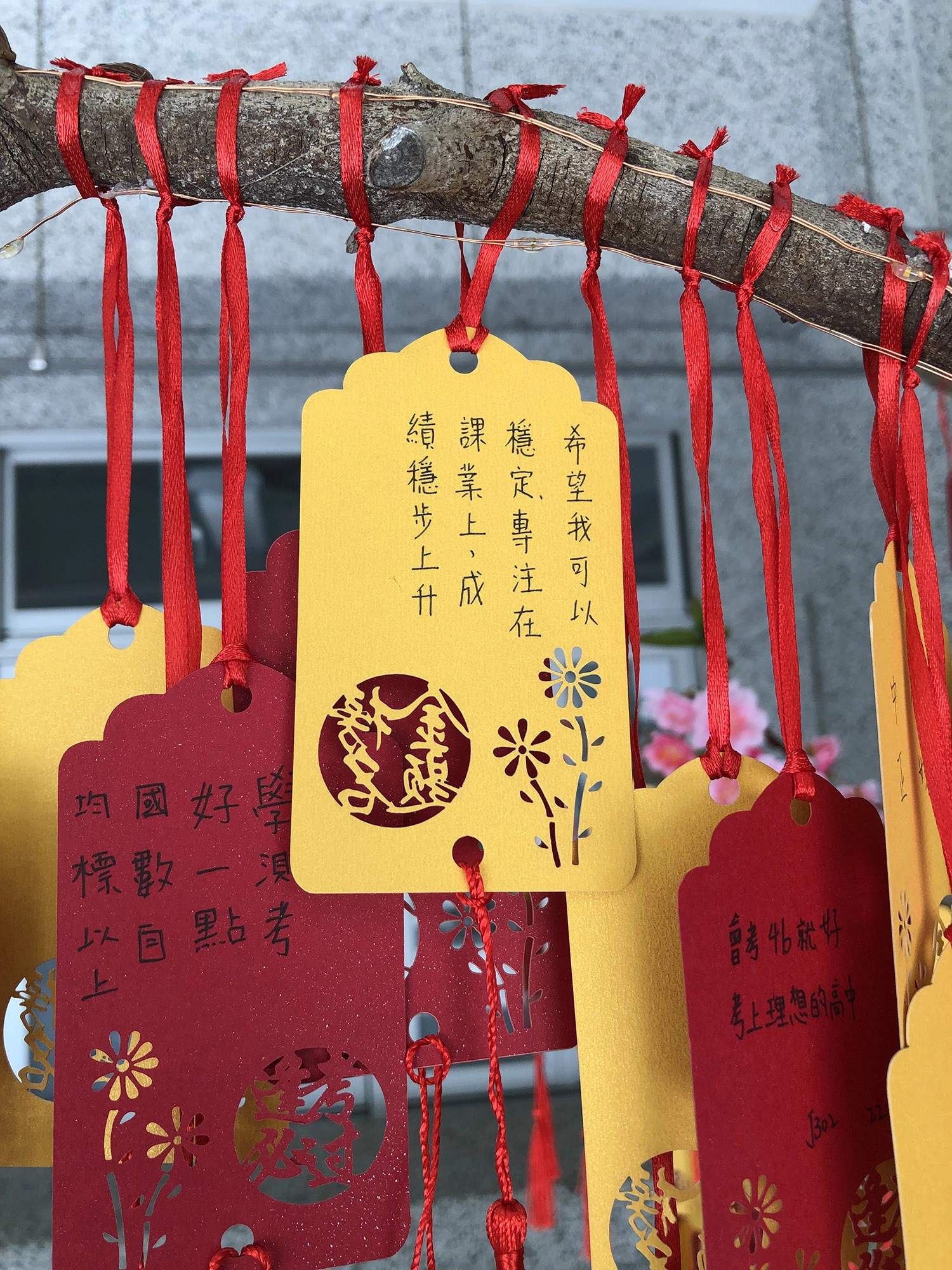 令人聯想到日本繪馬的祈福卡片，傳遞學子美好的願望。