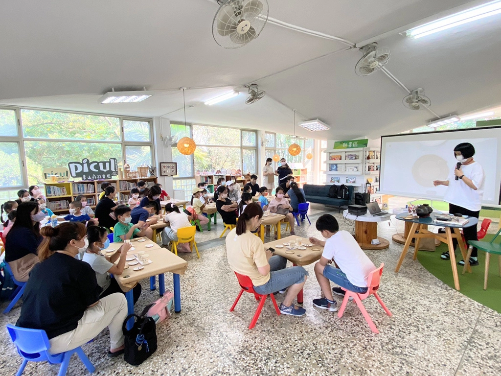 Picul泰山書屋以推廣原住民族文化為主，小朋友聚精會神聆聽排灣族杯墊彩繪顏色技巧。(圖新北市政府原民局提供)