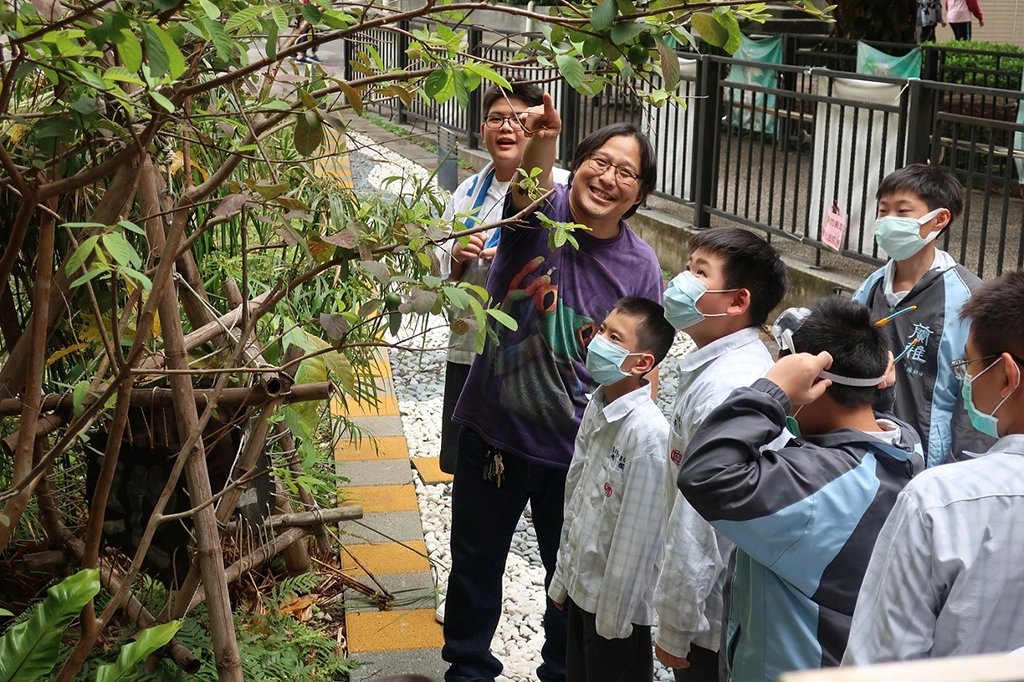 邱明成配合不同課目，充分使用校園的自然資源。