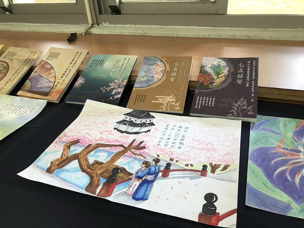 國文領域展示結合詩畫創作的詠花文學獎作品。