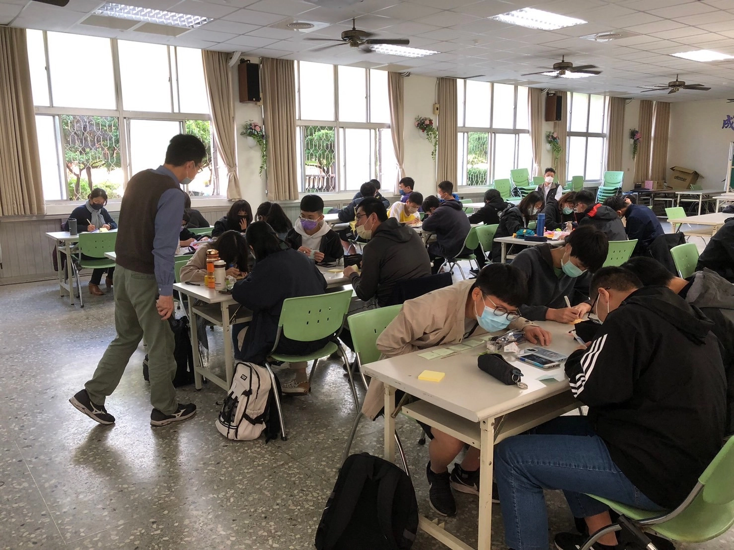 中央大學詹明峰副教授辦理「設計思考深度體驗與課程設計工作坊」。