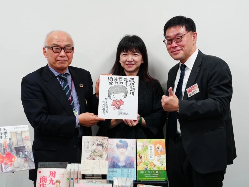 北九州市漫畫博物館長田中時彦（左）致贈文化部簽名版，期待臺灣國家漫畫博物館的開館。