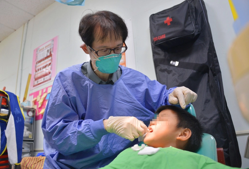 陳宜宏醫師為孩童看診，守護他們的口腔健康。