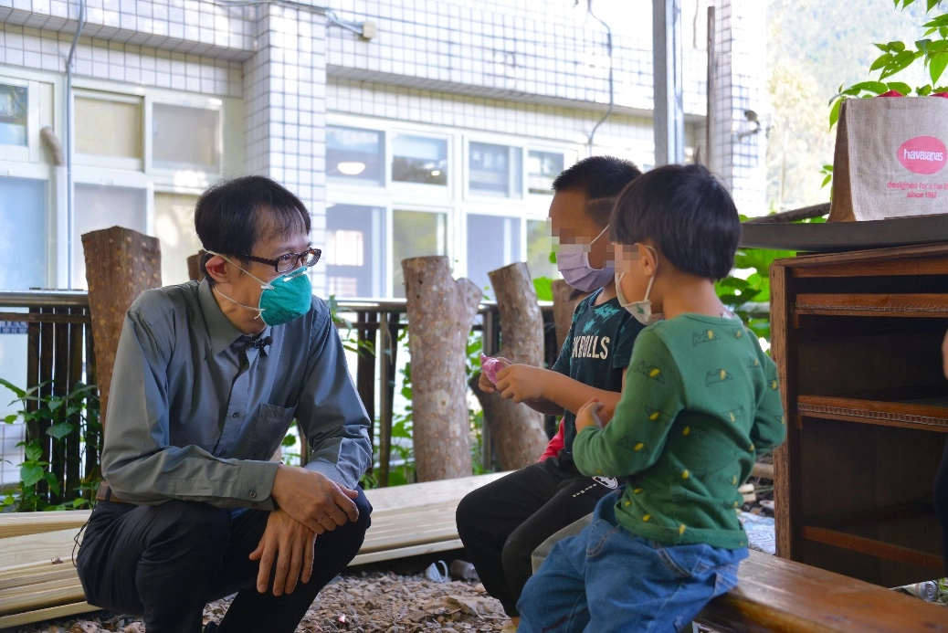 陳宜宏醫師親切地向孩童宣導口腔保健注意事項。