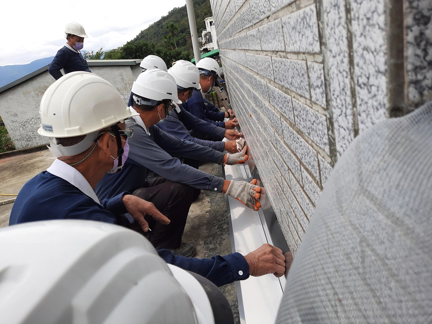 慈濟志工為台東縣海端鄉的0918地震紅單戶邱家進行修繕工作，為加強防漏志工調度不鏽鋼板施作。(攝影：梁安順)