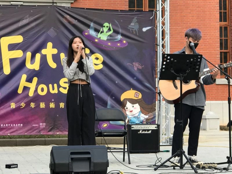音樂社團指導老師鄧韶宣老師(右)和指導社團學生一同演出。