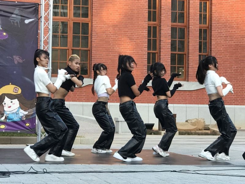 桃園新屋高中熱舞社的舞蹈演出。