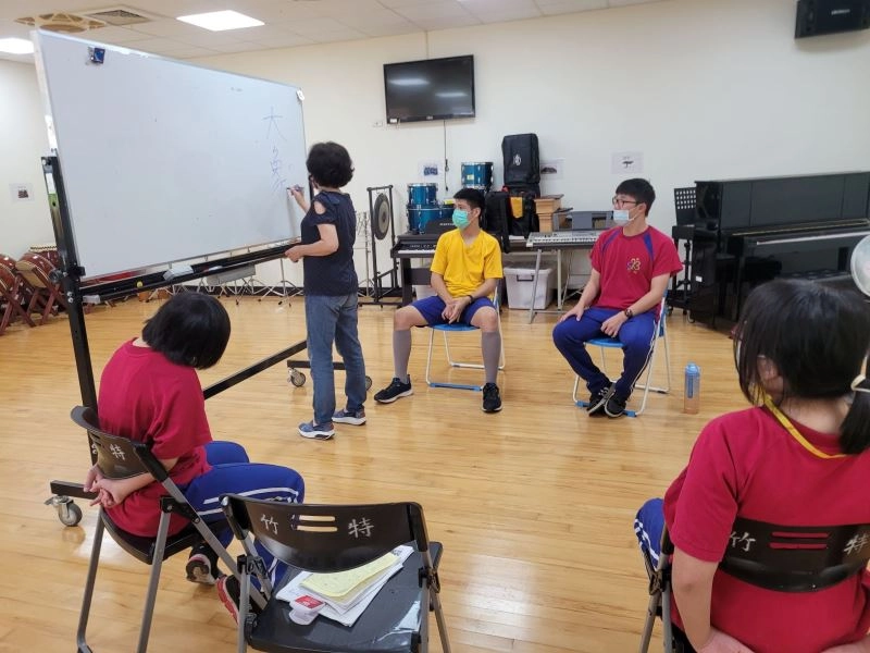 青少年藝術關懷活動陪伴新竹特殊教育學校熱愛唱歌的同學們。
