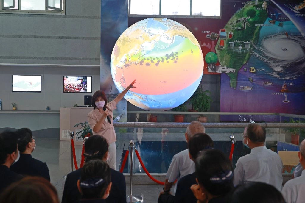 中央氣象局主播伍婉華以大球解說氣象、自然科學、氣候變遷和颱風形成。