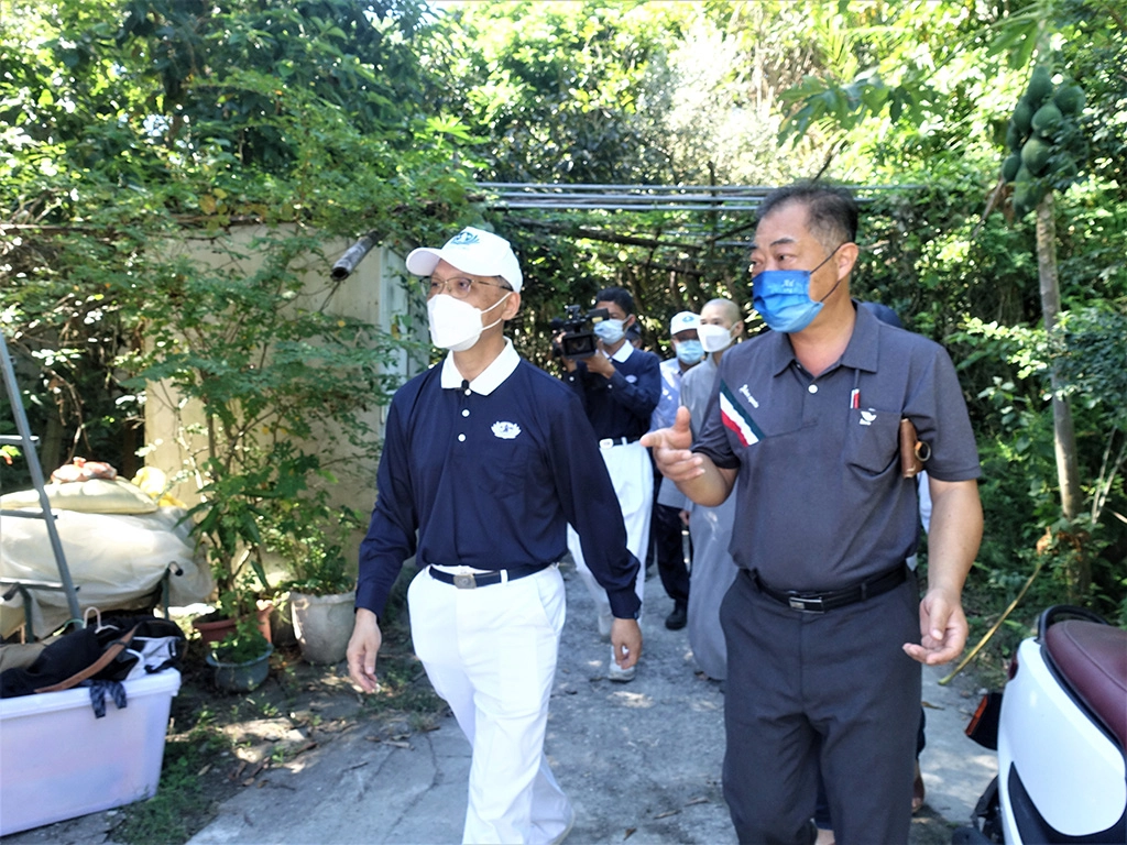 10月2日慈濟前往臺東進行安心家訪，圖為顏博文執行長(左)由縣府人員陪同前往臺東縣海端鄉關懷受災鄉親。