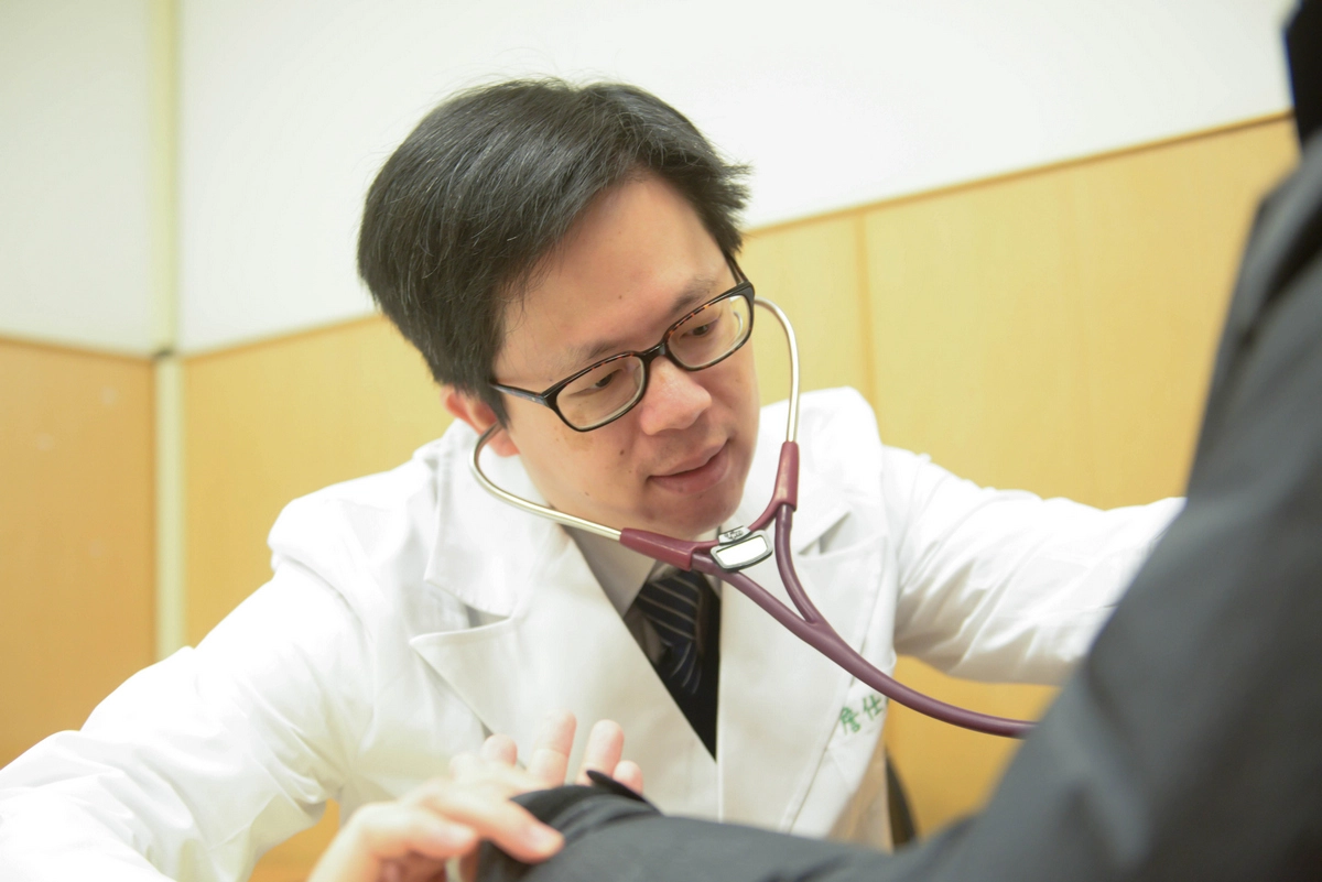 詹仕戎醫師看診示意照。