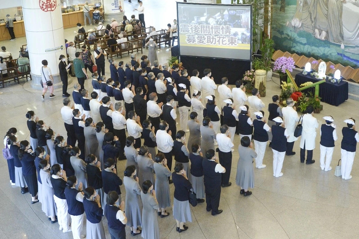 10月3日台北慈濟醫院響應慈濟基金會發起的「震後關懷情 募愛助花東」募心募愛活動。