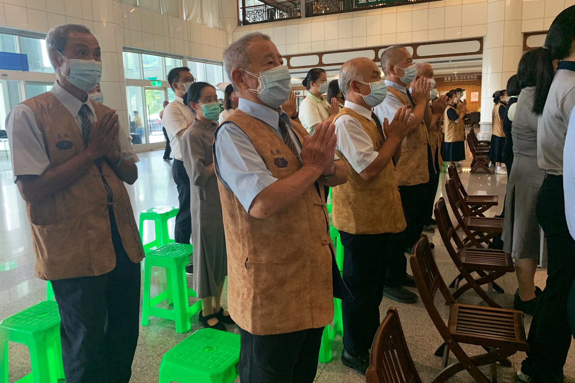 醫院志工蕭錦造（中）回想曾經歷九二一地震的惶恐不安，特地來為東臺灣災民祈福也捐獻微薄心意。