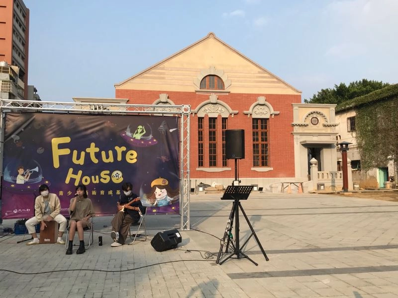 青少年藝術總動員提供熱愛表演藝術的青少年朋友報名演出。