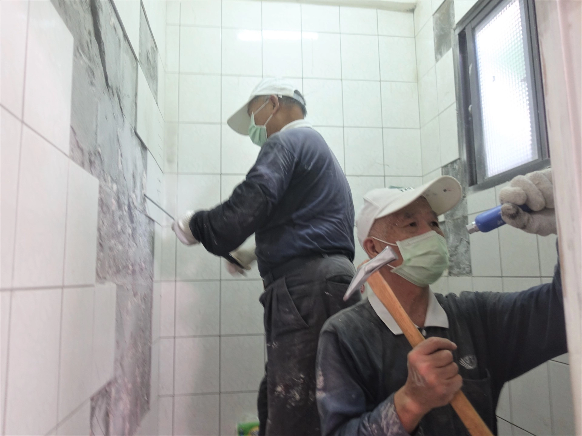 慈濟修繕志工進駐花蓮縣南區進行修繕工作。
