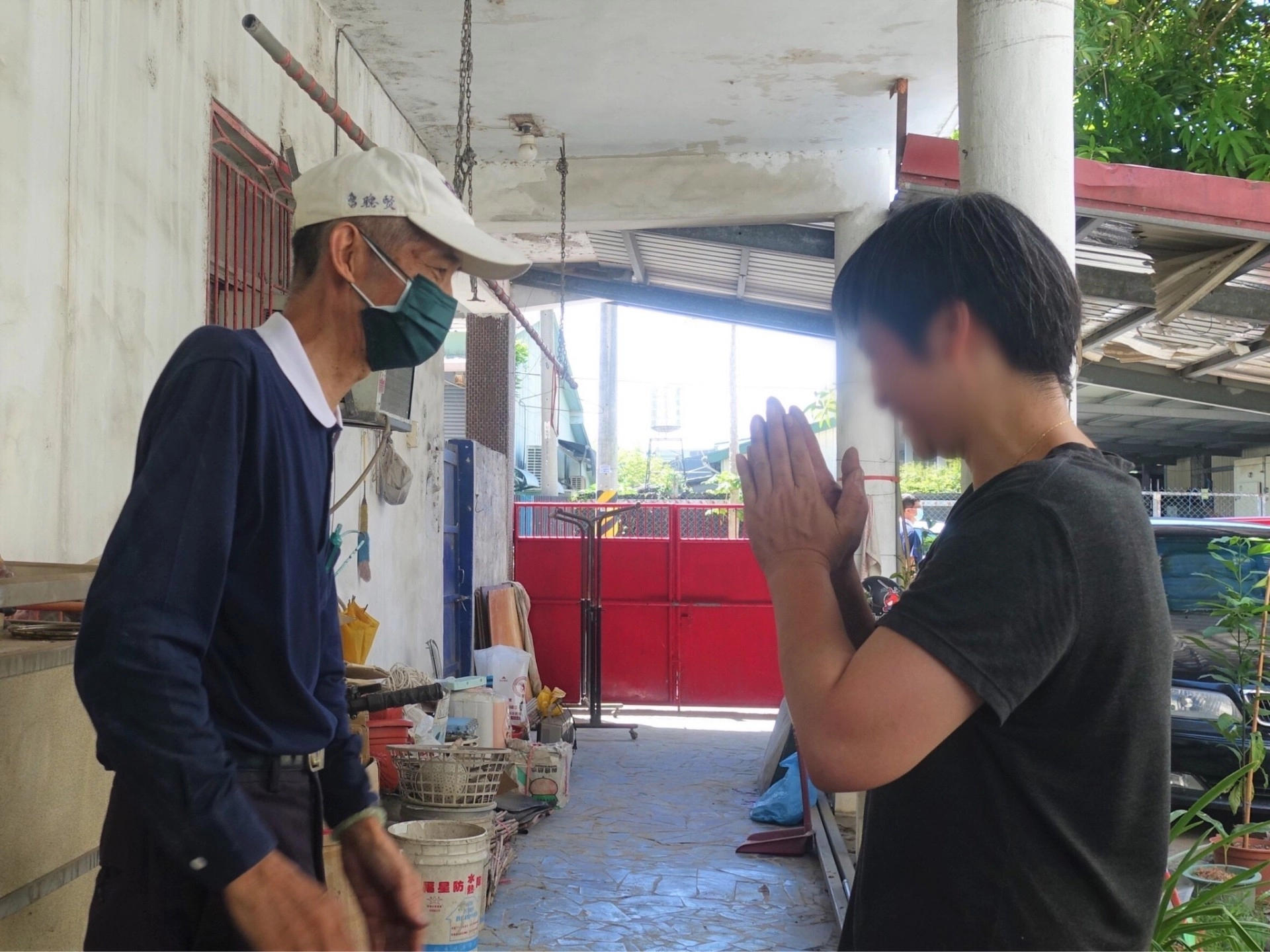 慈濟修繕志工進駐花蓮縣南區進行修繕工作，受災鄉親向志工道感謝。