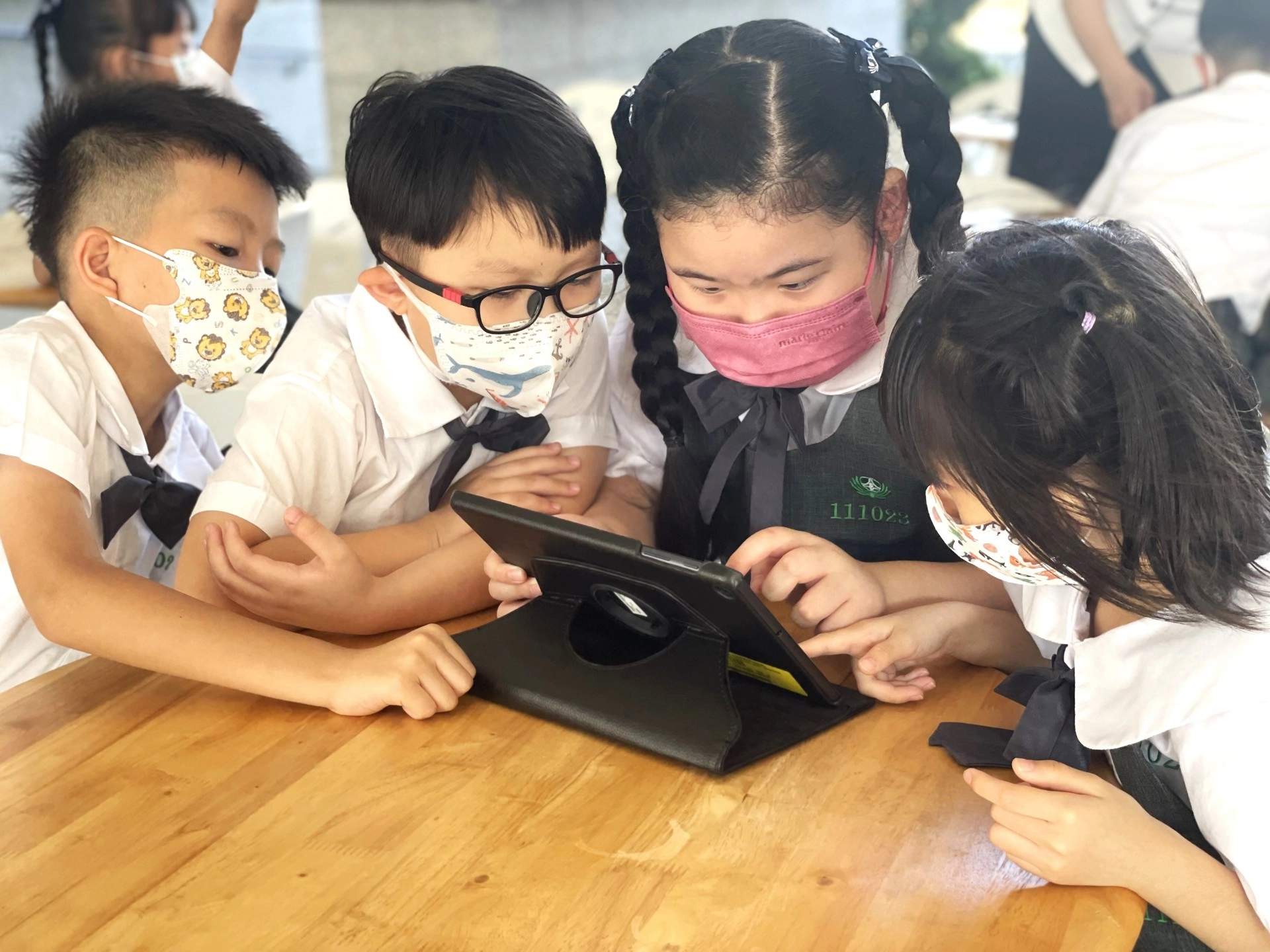學生使用IPAD，透過龜免不賽跑的繪本遊戲，學習水土保持的知識。