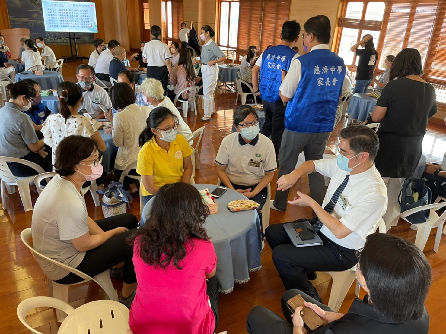 知心相契時間，志工們熱烈的討論，校長也加入團隊中，和大家分享經驗。