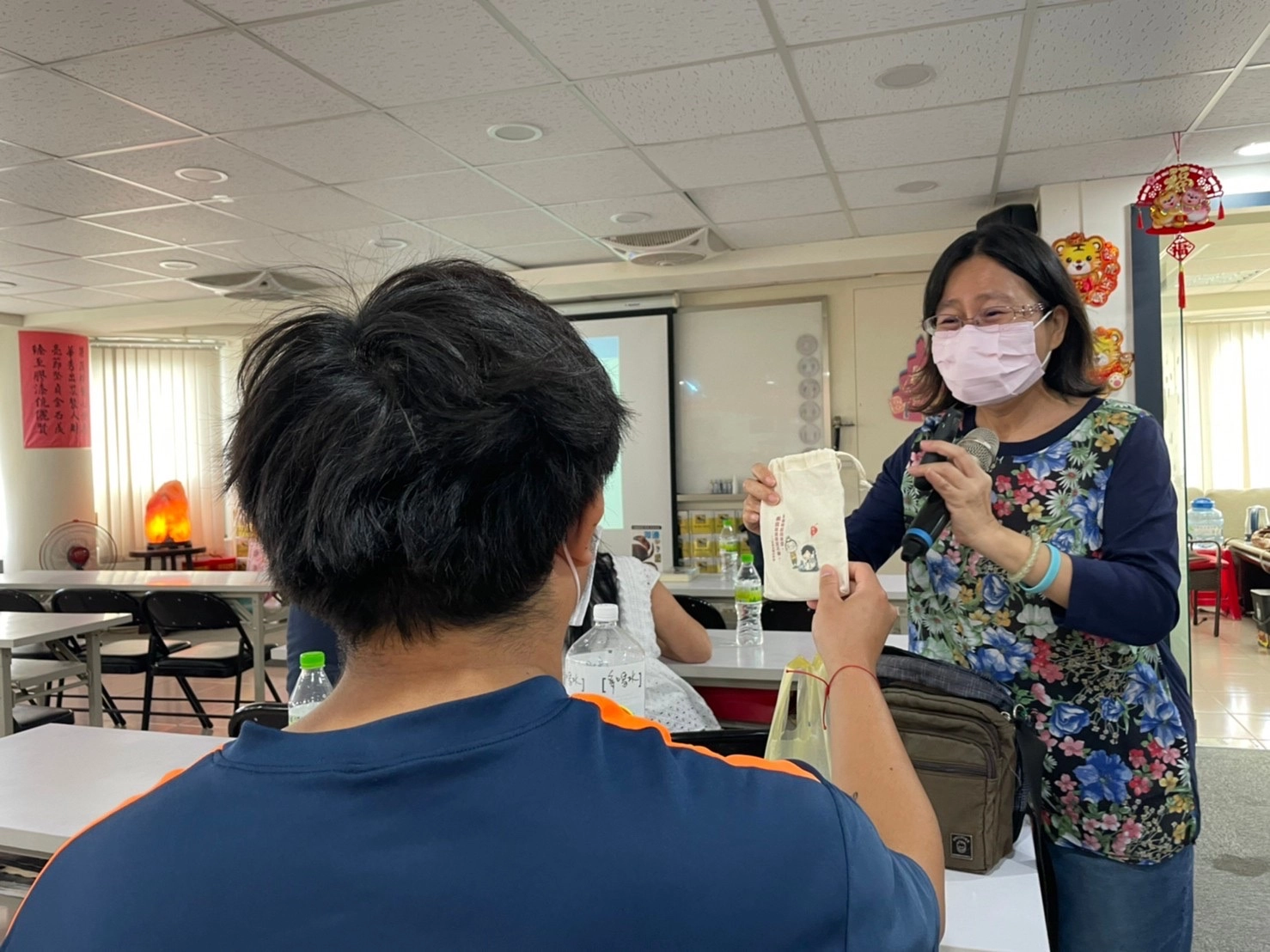 宜蘭縣服務站舉辦新住民消費權益講座，宜蘭縣政府王雅琳消保官以有獎徵答遊戲方式加深新住民學員之印象。