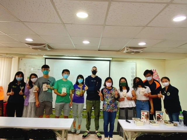 全體新住民家庭與宜蘭縣政府消保官王雅琳女士一起合影情形。