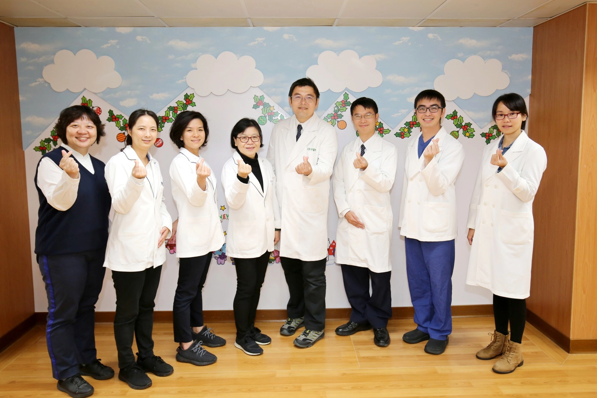花蓮慈濟醫院兒少保護區域醫療整合中心主任張雲傑(右四)、社工師廖夏慧（左四）、小兒部兒童社區醫療科主任陳明群（右三）、兒童青少年精神科主任陳珮儀（右一）、社服室主任謝侑書（左一）與社工團隊。