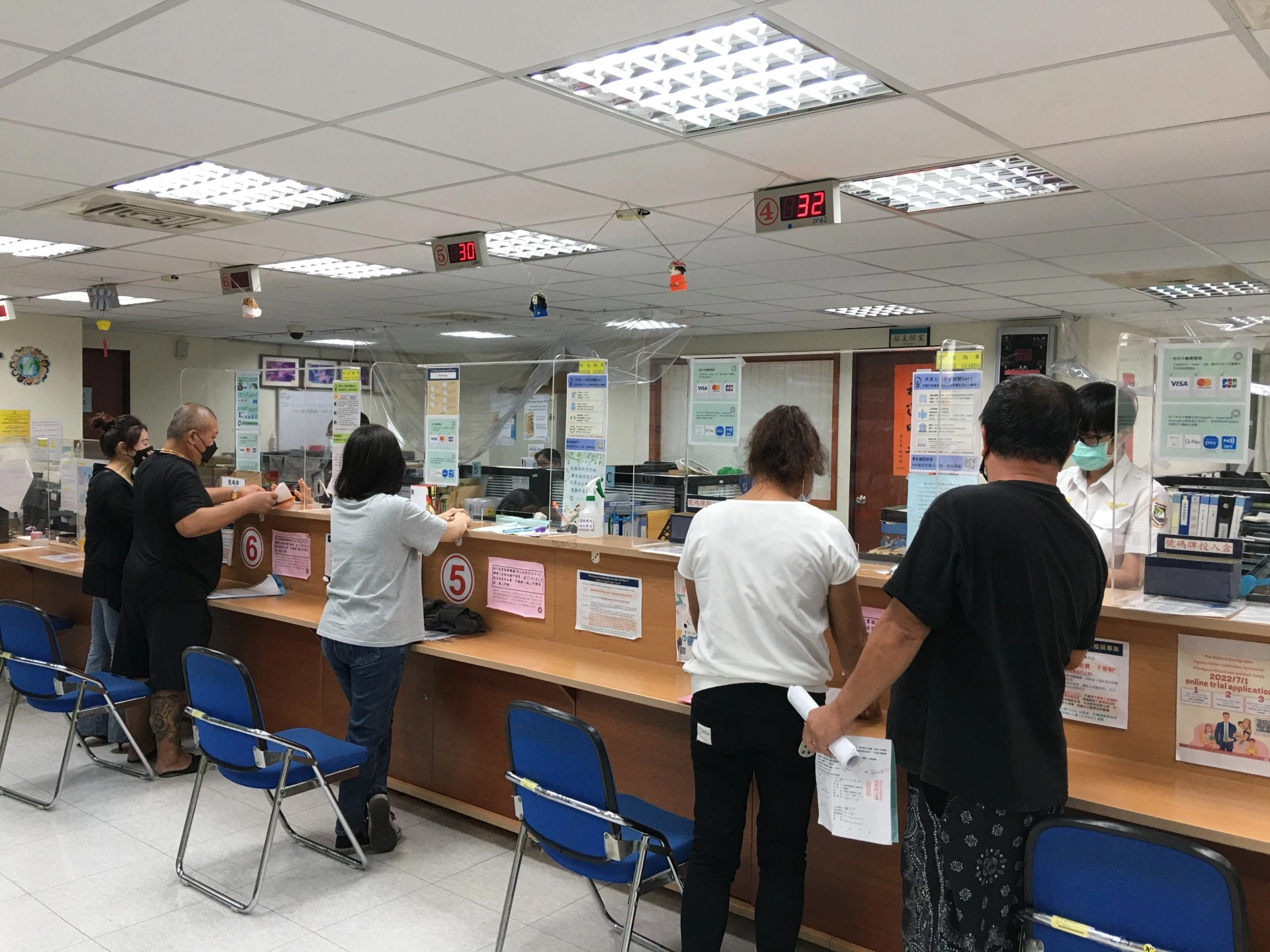 移民署志工及同仁親切且熱心服務申請人